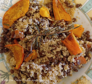 Cous cous autunnale con lenticchie e zucca