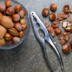 Frutta secca a guscio pronta per essere sgusciata