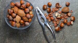 Frutta secca a guscio pronta per essere sgusciata